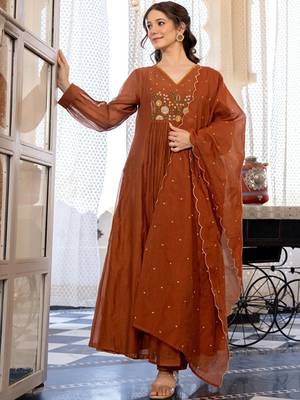 Floral embroidered panelled kurta with trousers & with dupatta 4