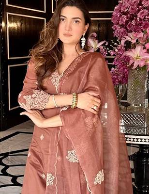 Floral embroidered regular thread work straight kurta with palazzos & dupatta 2