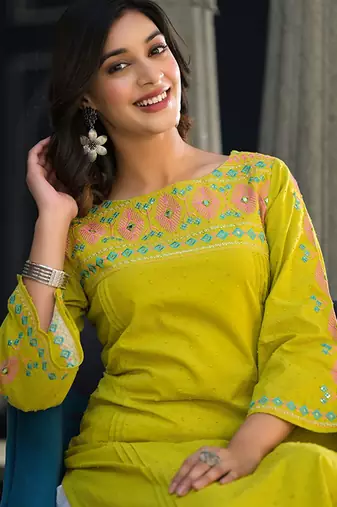 Floral thread embroidered yoke design straight kurta