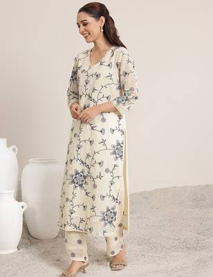 Floral embroidered regular kurta with trousers & with dupatta 3
