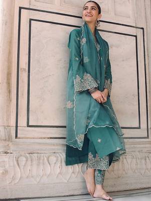 Floral embroidered thread work v-neck straight kurta with palazzo & dupatta 1