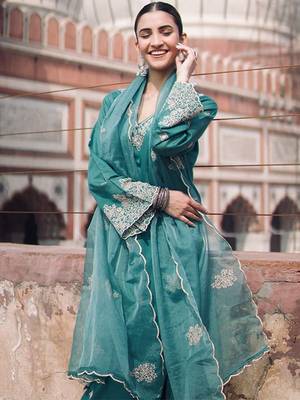 Floral embroidered thread work v-neck straight kurta with palazzo & dupatta 2