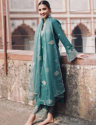 Floral embroidered thread work v-neck straight kurta with palazzo & dupatta 3