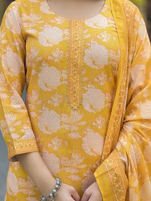 Floral printed regular kurta with trousers & with dupatta 2