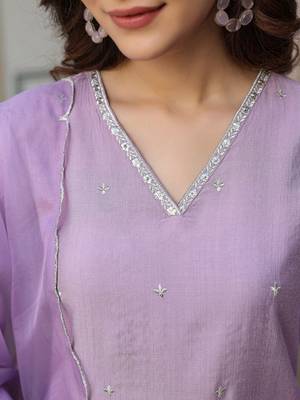 Lavender chinon embellished kurta with pant and dupatta 2