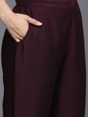 Yoke design regular thread work kurta with trousers 3