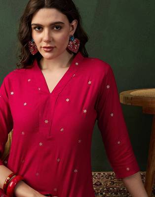 Pink floral printed v-neck straight kurta with trousers 2
