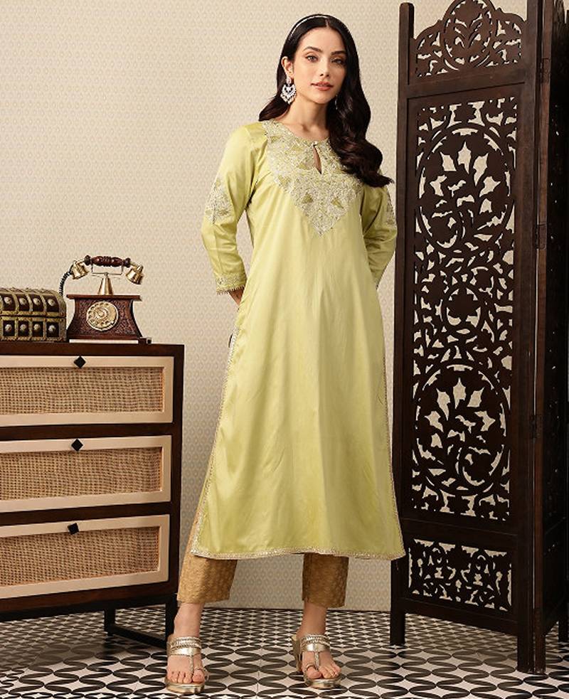 Floral yoke design keyhole neck sequinned jashn kurta