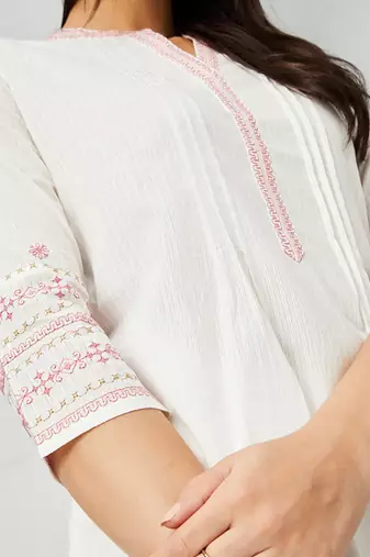 Floral mandarin collar three-quarter sleeves thread work cotton kurta