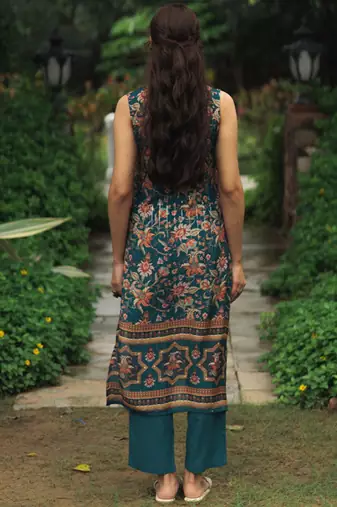 Floral printed mandarin collar straight kurta with trousers