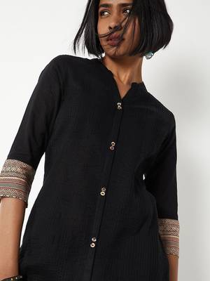 Keyhole neck thread work kurta 3