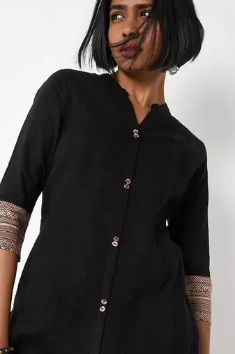 Keyhole neck thread work kurta