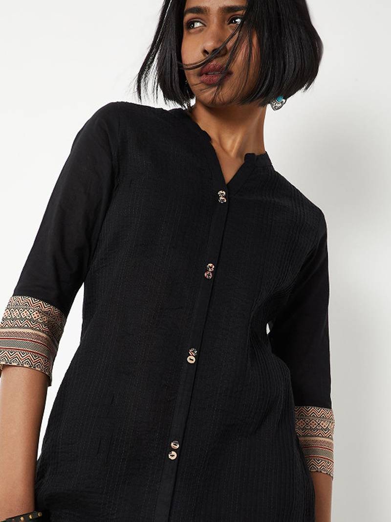 Keyhole neck thread work kurta