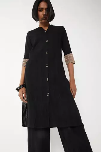 Keyhole neck thread work kurta
