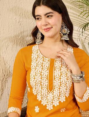 Floral embroidered round neck thread work straight kurta 2