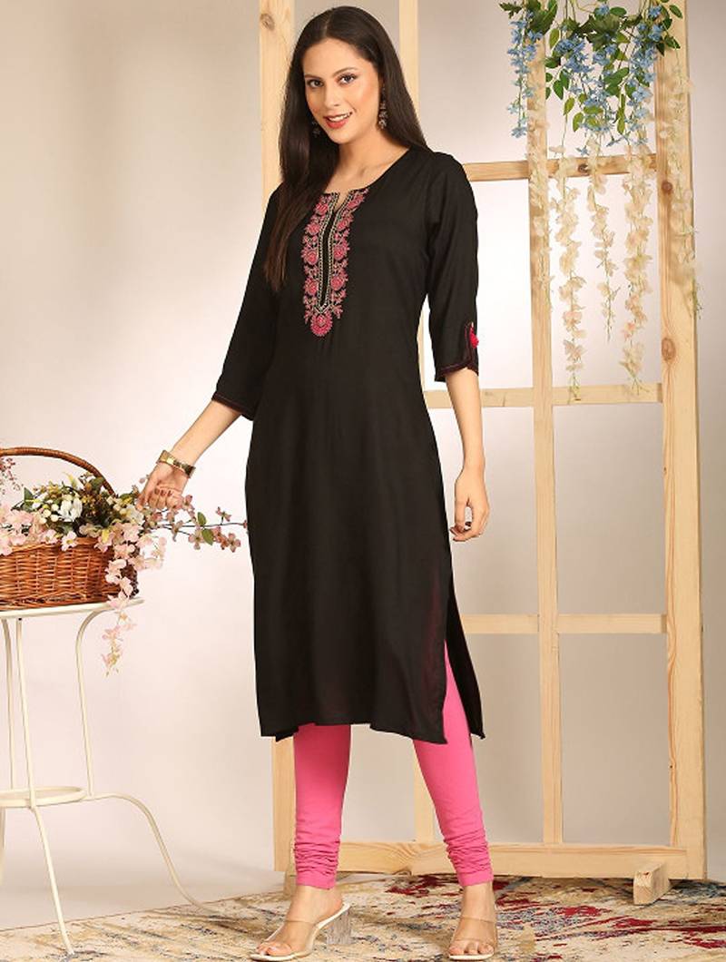 Floral embroidered v-neck straight kurta