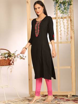 Floral embroidered v-neck straight kurta 4