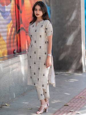 Floral printed notch neck straight kurta with trousers 3