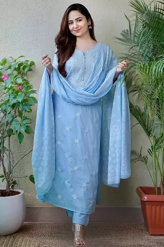 Floral embroidered kurta & trousers with dupatta