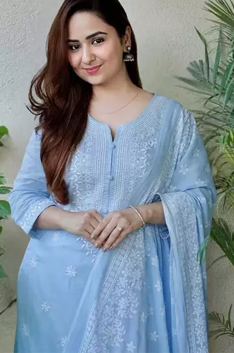 Floral embroidered kurta & trousers with dupatta