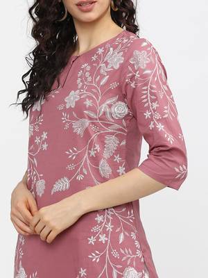 Woman pink floral printed keyhole neck kurta 2