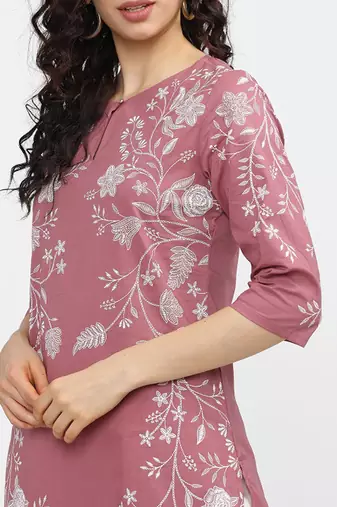 Woman pink floral printed keyhole neck kurta