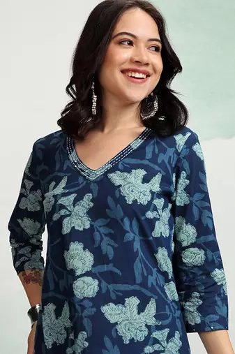 Floral printed v-neck cotton straight kurta