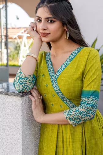 Checked thread work v-neck anarkali kurta