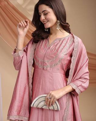 Embroidered v-neck kurta & trousers with dupatta 3