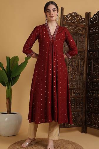 Semi-flared 3/4 sleeves v-neck kurta