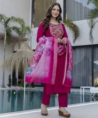 Pink chanderi silk sequin round neck kurta pant set with royal jacquard dupatta 2