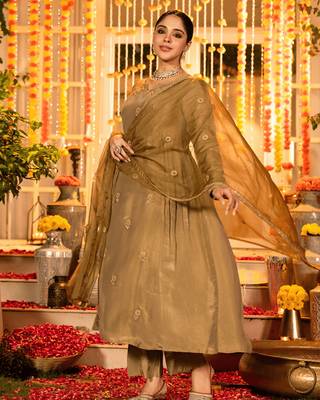 Gold shimmer chanderi silk sequin v-neck kurta set with embroidered organza dupatta 3