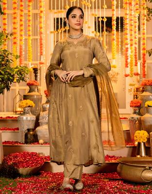 Gold shimmer chanderi silk sequin v-neck kurta set with embroidered organza dupatta 1