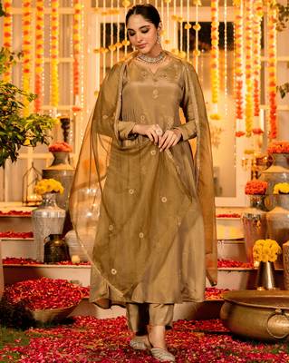 Gold shimmer chanderi silk sequin v-neck kurta set with embroidered organza dupatta 5
