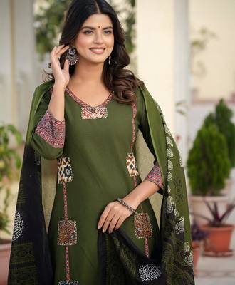Beautiful jaipuri a dark green cotton straight kurta set adorned with traditional patch work and hand katha work. 2