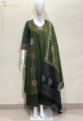 Beautiful jaipuri a dark green cotton straight kurta set adorned with traditional patch work and hand katha work. 3