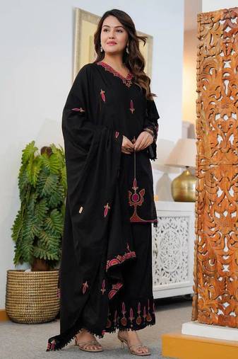 Beautiful jaipuri a black colored embroidered kurta set with a matching dupatta