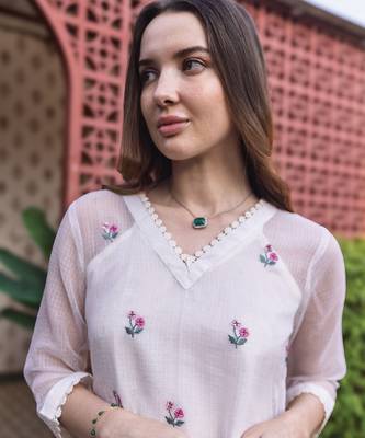 off white cotton kurta set with detailed embroidery 4
