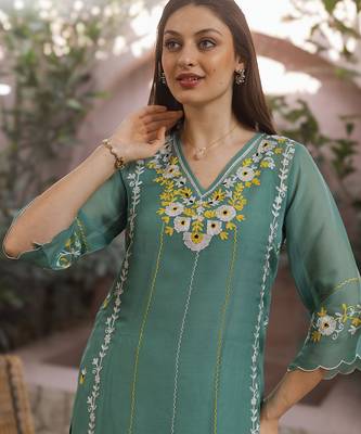 green viscose straight suit set with floral embroidery 3