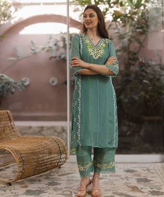 green viscose straight suit set with floral embroidery 4