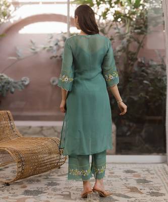 green viscose straight suit set with floral embroidery 5