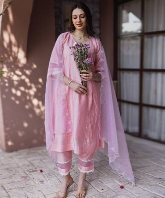 baby pink chanderi straight suit set with subtle embroidery 3