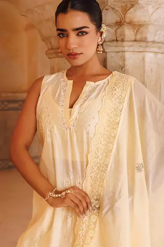 cream embroidered chanderi kurta pant set with dupatta