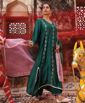 dark green embroidered chanderi kurta pant set with dual tone dupatta 2