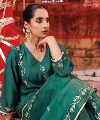 dark green embroidered chanderi kurta pant set with dual tone dupatta 5