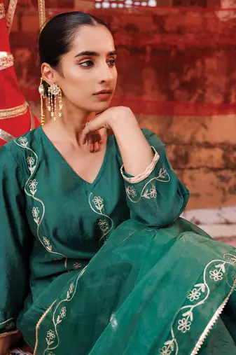 dark green embroidered chanderi kurta pant set with dual tone dupatta