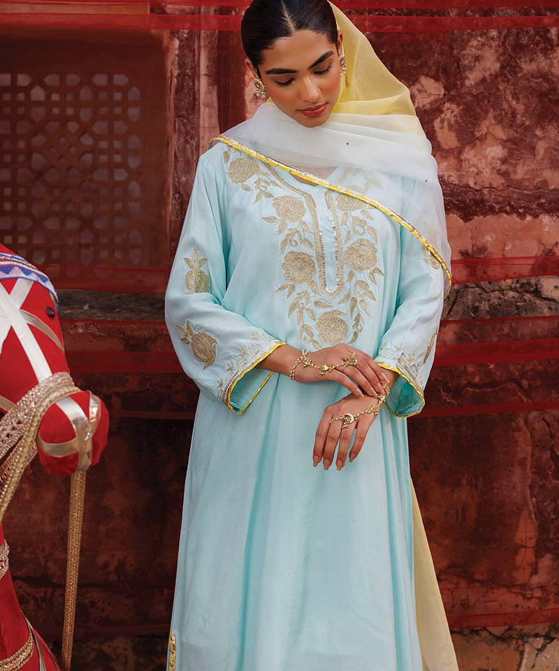 Blue embroidered chanderi kurta set with dual shaded- dupatta 