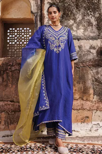 Blue embroidered chanderi kurta set with dual shaded- dupatta 