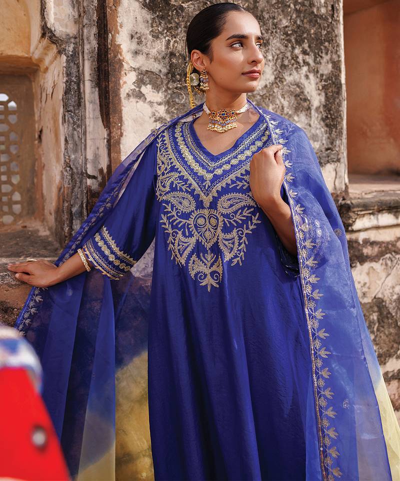 Blue embroidered chanderi kurta set with dual shaded- dupatta 