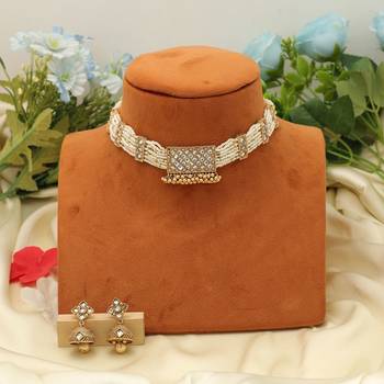 white kundan beads matte gold alloy necklace set 2